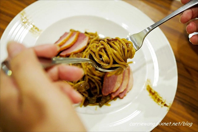 【台中漢堡推薦】What’s Burger。用酥皮波蘿麵包做的漢堡，牛肉厚實又啾西，義大利麵也很好吃 @飛天璇的口袋