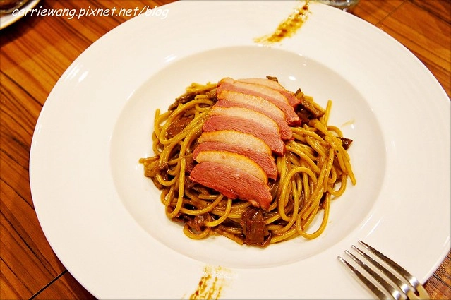 【台中漢堡推薦】What’s Burger。用酥皮波蘿麵包做的漢堡，牛肉厚實又啾西，義大利麵也很好吃 @飛天璇的口袋