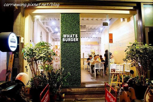 【台中漢堡推薦】What’s Burger。用酥皮波蘿麵包做的漢堡，牛肉厚實又啾西，義大利麵也很好吃 @飛天璇的口袋