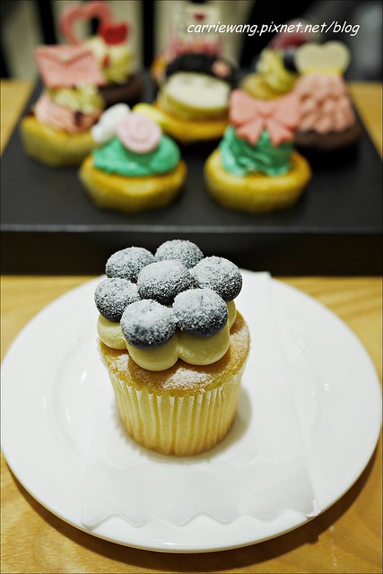 【台中蛋糕甜點】克勞蒂杯子蛋糕．Cloudy Cupcake。戲給媽咪最夢幻的母親節禮物，還有可愛的Hello Kitty杯子蛋糕哦！(4/18~5/11母親節限定，粉絲頁有抽獎活動~) @飛天璇的口袋
