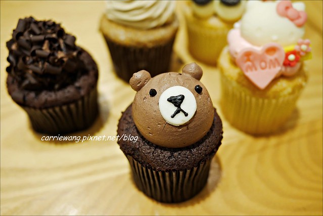 【台中蛋糕甜點】克勞蒂杯子蛋糕．Cloudy Cupcake。戲給媽咪最夢幻的母親節禮物，還有可愛的Hello Kitty杯子蛋糕哦！(4/18~5/11母親節限定，粉絲頁有抽獎活動~) @飛天璇的口袋