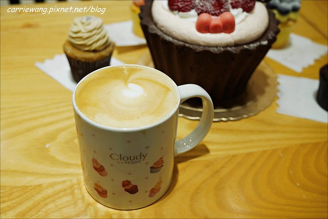 【台中蛋糕甜點】克勞蒂杯子蛋糕．Cloudy Cupcake。戲給媽咪最夢幻的母親節禮物，還有可愛的Hello Kitty杯子蛋糕哦！(4/18~5/11母親節限定，粉絲頁有抽獎活動~) @飛天璇的口袋