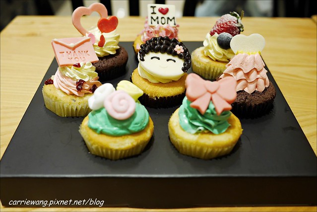 【台中蛋糕甜點】克勞蒂杯子蛋糕．Cloudy Cupcake。戲給媽咪最夢幻的母親節禮物，還有可愛的Hello Kitty杯子蛋糕哦！(4/18~5/11母親節限定，粉絲頁有抽獎活動~) @飛天璇的口袋
