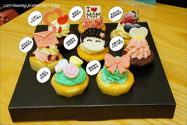 【台中蛋糕甜點】克勞蒂杯子蛋糕．Cloudy Cupcake。戲給媽咪最夢幻的母親節禮物，還有可愛的Hello Kitty杯子蛋糕哦！(4/18~5/11母親節限定，粉絲頁有抽獎活動~) @飛天璇的口袋