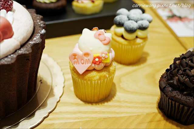【台中蛋糕甜點】克勞蒂杯子蛋糕．Cloudy Cupcake。戲給媽咪最夢幻的母親節禮物，還有可愛的Hello Kitty杯子蛋糕哦！(4/18~5/11母親節限定，粉絲頁有抽獎活動~) @飛天璇的口袋