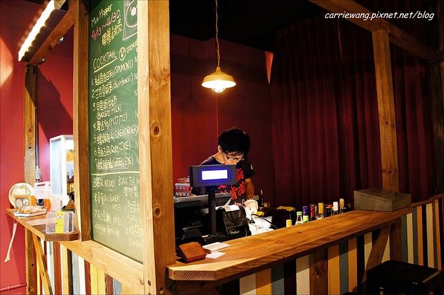 【台中逢甲美食】Mini Mapper。隱身在逢甲商圈的韓系小酒館，微醺的週末夜晚，彩色調酒隨身帶著喝 @飛天璇的口袋