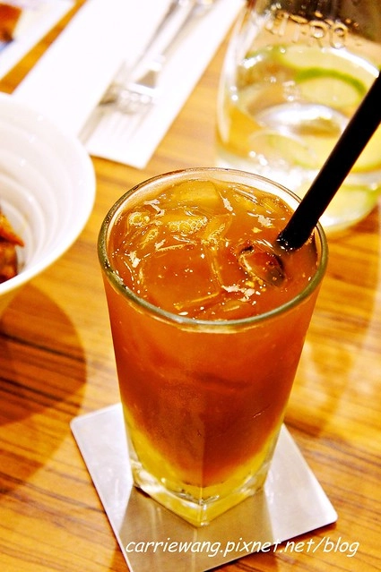 【台中漢堡推薦】What’s Burger。用酥皮波蘿麵包做的漢堡，牛肉厚實又啾西，義大利麵也很好吃 @飛天璇的口袋