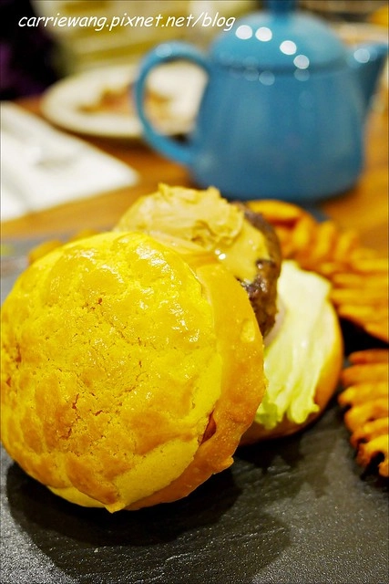 【台中漢堡推薦】What’s Burger。用酥皮波蘿麵包做的漢堡，牛肉厚實又啾西，義大利麵也很好吃 @飛天璇的口袋