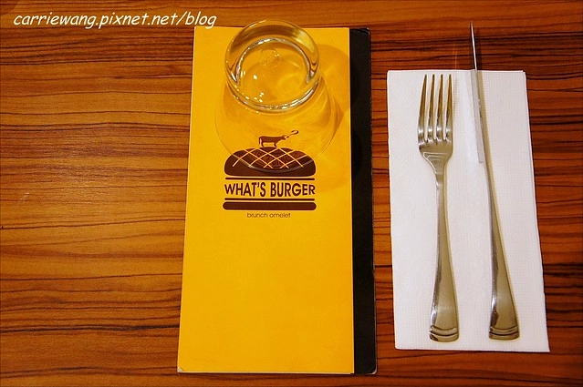 【台中漢堡推薦】What’s Burger。用酥皮波蘿麵包做的漢堡，牛肉厚實又啾西，義大利麵也很好吃 @飛天璇的口袋