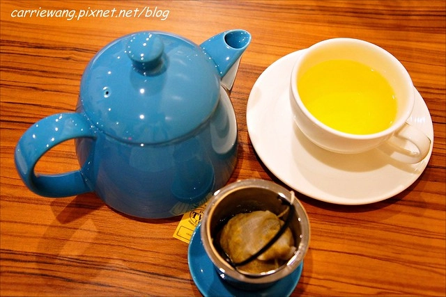 【台中漢堡推薦】What’s Burger。用酥皮波蘿麵包做的漢堡，牛肉厚實又啾西，義大利麵也很好吃 @飛天璇的口袋