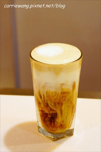 【台中漢堡推薦】What’s Burger。用酥皮波蘿麵包做的漢堡，牛肉厚實又啾西，義大利麵也很好吃 @飛天璇的口袋