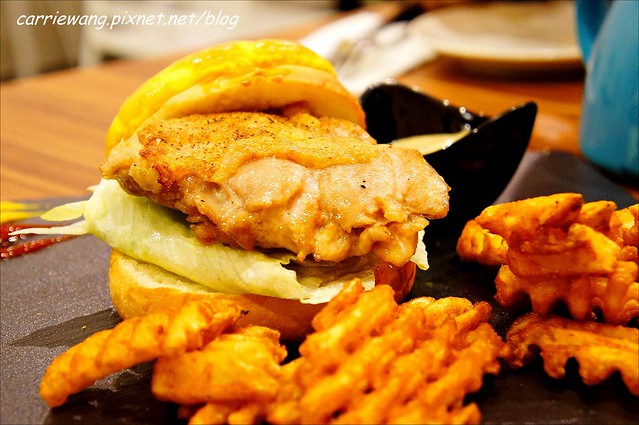 【台中漢堡推薦】What’s Burger。用酥皮波蘿麵包做的漢堡，牛肉厚實又啾西，義大利麵也很好吃 @飛天璇的口袋