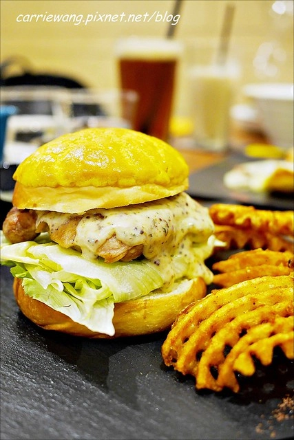 【台中漢堡推薦】What’s Burger。用酥皮波蘿麵包做的漢堡，牛肉厚實又啾西，義大利麵也很好吃 @飛天璇的口袋