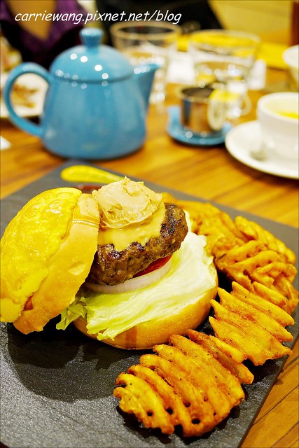 【台中漢堡推薦】What’s Burger。用酥皮波蘿麵包做的漢堡，牛肉厚實又啾西，義大利麵也很好吃 @飛天璇的口袋