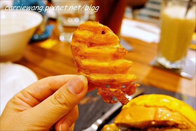 【台中漢堡推薦】What’s Burger。用酥皮波蘿麵包做的漢堡，牛肉厚實又啾西，義大利麵也很好吃 @飛天璇的口袋