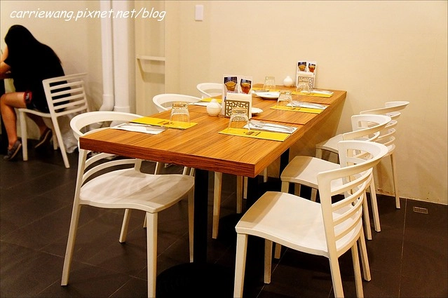 【台中漢堡推薦】What’s Burger。用酥皮波蘿麵包做的漢堡，牛肉厚實又啾西，義大利麵也很好吃 @飛天璇的口袋