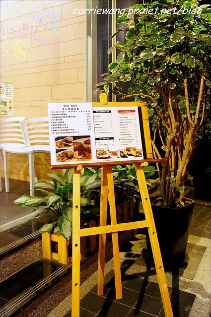 【台中漢堡推薦】What’s Burger。用酥皮波蘿麵包做的漢堡，牛肉厚實又啾西，義大利麵也很好吃 @飛天璇的口袋