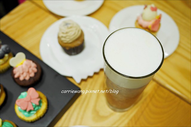 【台中蛋糕甜點】克勞蒂杯子蛋糕．Cloudy Cupcake。戲給媽咪最夢幻的母親節禮物，還有可愛的Hello Kitty杯子蛋糕哦！(4/18~5/11母親節限定，粉絲頁有抽獎活動~) @飛天璇的口袋