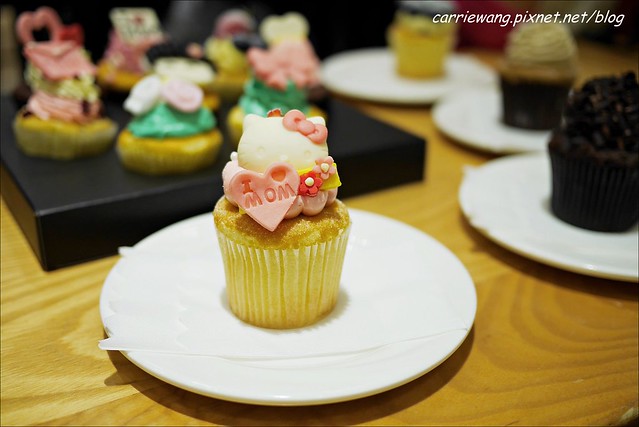 【台中蛋糕甜點】克勞蒂杯子蛋糕．Cloudy Cupcake。戲給媽咪最夢幻的母親節禮物，還有可愛的Hello Kitty杯子蛋糕哦！(4/18~5/11母親節限定，粉絲頁有抽獎活動~) @飛天璇的口袋