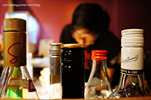 【台中逢甲美食】Mini Mapper。隱身在逢甲商圈的韓系小酒館，微醺的週末夜晚，彩色調酒隨身帶著喝 @飛天璇的口袋