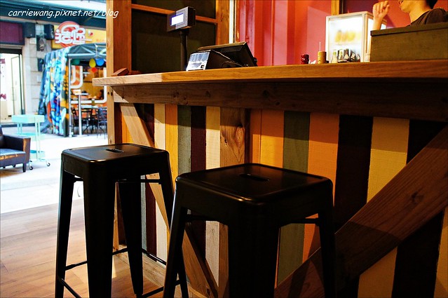 【台中逢甲美食】Mini Mapper。隱身在逢甲商圈的韓系小酒館，微醺的週末夜晚，彩色調酒隨身帶著喝 @飛天璇的口袋