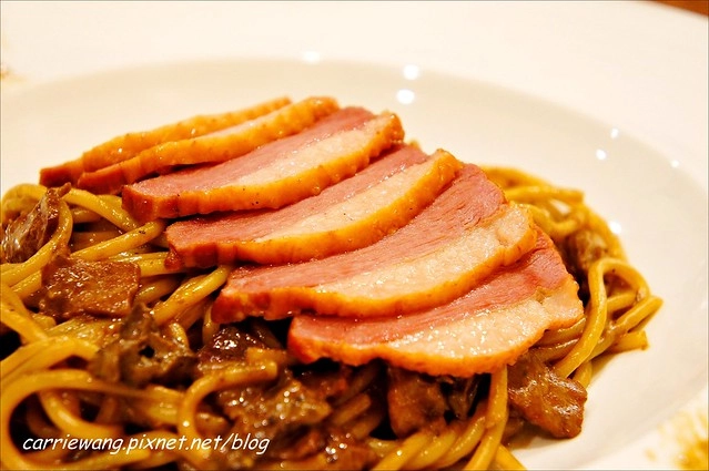 【台中漢堡推薦】What’s Burger。用酥皮波蘿麵包做的漢堡，牛肉厚實又啾西，義大利麵也很好吃 @飛天璇的口袋