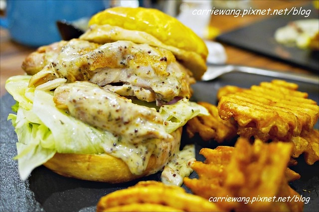 【台中漢堡推薦】What’s Burger。用酥皮波蘿麵包做的漢堡，牛肉厚實又啾西，義大利麵也很好吃 @飛天璇的口袋