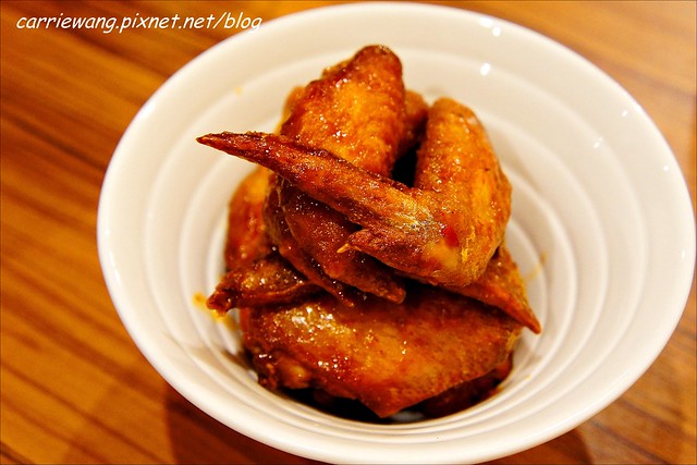 【台中漢堡推薦】What’s Burger。用酥皮波蘿麵包做的漢堡，牛肉厚實又啾西，義大利麵也很好吃 @飛天璇的口袋