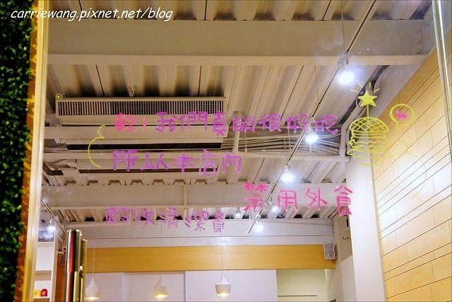 【台中漢堡推薦】What’s Burger。用酥皮波蘿麵包做的漢堡，牛肉厚實又啾西，義大利麵也很好吃 @飛天璇的口袋