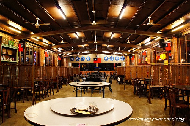 陸光七村｜隱身大坑山上的眷村美食，在廣場上吃辦桌，體驗50年代的懷舊風華，還可以欣賞夜景 @飛天璇的口袋