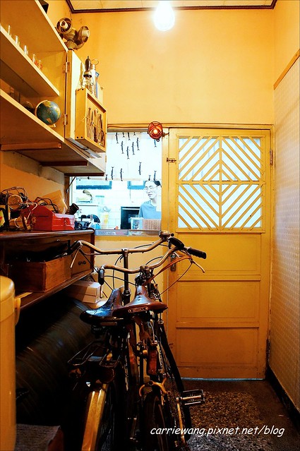 【台中下午茶】貪吃鬼(食いしん坊)。老宅改建的餐廳，座落在隱敝的巷弄間，裡面有濃濃的雜貨風，還有提供限量手作甜點 @飛天璇的口袋