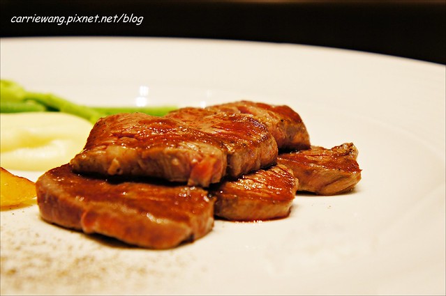 【台中美食推薦】金典鐵板燒。牛肉還不錯吃，只是變化性不大，用餐券的話比較划算~ @飛天璇的口袋