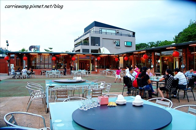 陸光七村｜隱身大坑山上的眷村美食，在廣場上吃辦桌，體驗50年代的懷舊風華，還可以欣賞夜景 @飛天璇的口袋