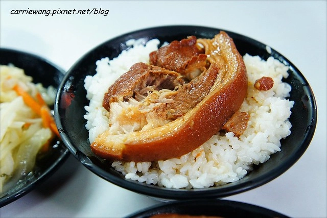 【台中小吃美食】銘嚴選肉品爌肉飯@萬權店。百姓公廟前面的榕樹爌肉飯，運將的深夜食堂 @飛天璇的口袋