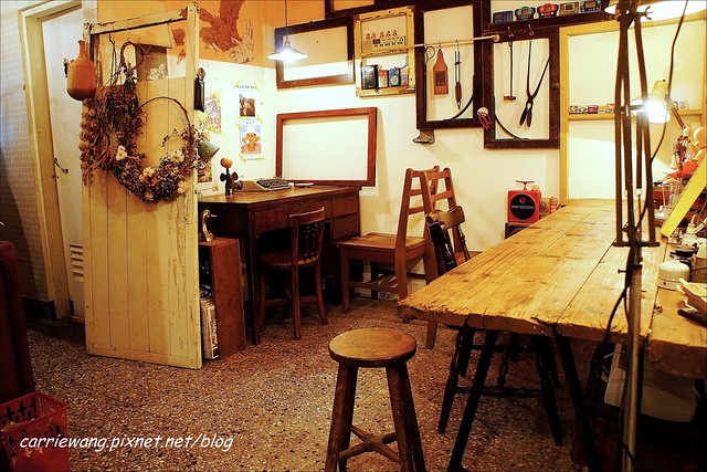 【台中下午茶】貪吃鬼(食いしん坊)。老宅改建的餐廳，座落在隱敝的巷弄間，裡面有濃濃的雜貨風，還有提供限量手作甜點 @飛天璇的口袋