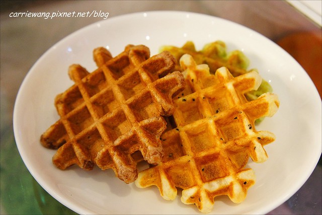 【金門必買伴手禮】金悅坊風伯燒。可愛的風獅爺造型雞蛋糕，內餡濃郁又好吃，還有特製的格格Q餅，是蟲蟲造型的唷！ @飛天璇的口袋