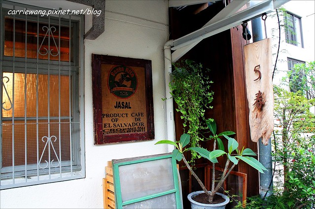 【台中下午茶推薦】5春咖啡。老宅新思維，只賣單品咖啡還有手作甜點，個性老闆傳遞簡單溫度 @飛天璇的口袋