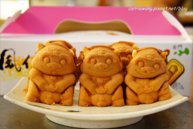 【金門必買伴手禮】金悅坊風伯燒。可愛的風獅爺造型雞蛋糕，內餡濃郁又好吃，還有特製的格格Q餅，是蟲蟲造型的唷！ @飛天璇的口袋