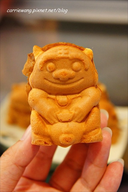 【金門必買伴手禮】金悅坊風伯燒。可愛的風獅爺造型雞蛋糕，內餡濃郁又好吃，還有特製的格格Q餅，是蟲蟲造型的唷！ @飛天璇的口袋