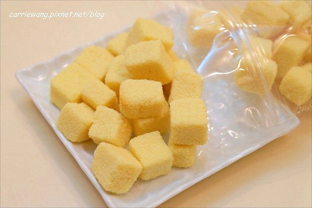 【金門必買伴手禮】金悅坊風伯燒。可愛的風獅爺造型雞蛋糕，內餡濃郁又好吃，還有特製的格格Q餅，是蟲蟲造型的唷！ @飛天璇的口袋