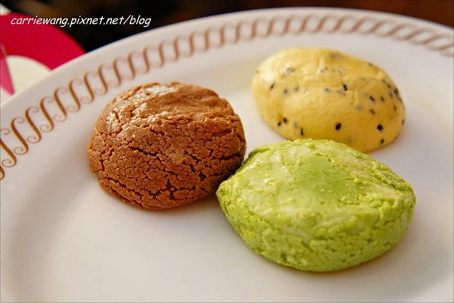 【金門必買伴手禮】金悅坊風伯燒。可愛的風獅爺造型雞蛋糕，內餡濃郁又好吃，還有特製的格格Q餅，是蟲蟲造型的唷！ @飛天璇的口袋