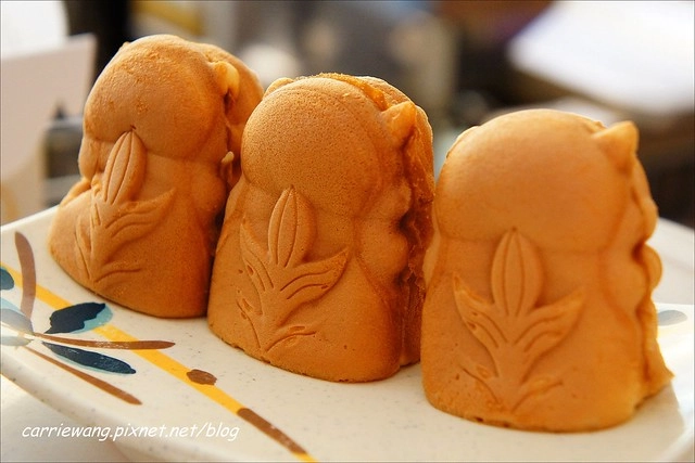 【金門必買伴手禮】金悅坊風伯燒。可愛的風獅爺造型雞蛋糕，內餡濃郁又好吃，還有特製的格格Q餅，是蟲蟲造型的唷！ @飛天璇的口袋