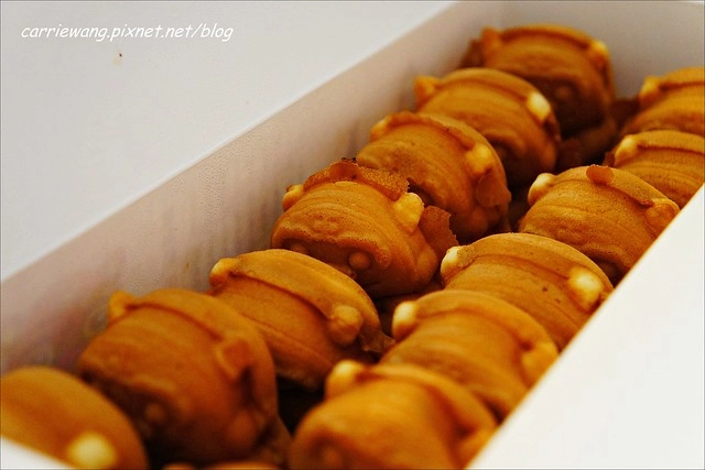 【金門必買伴手禮】金悅坊風伯燒。可愛的風獅爺造型雞蛋糕，內餡濃郁又好吃，還有特製的格格Q餅，是蟲蟲造型的唷！ @飛天璇的口袋