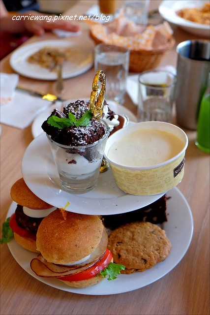 貳樓餐廳台中店：餐點份量大選擇性多，還可以把危機化成轉機 @飛天璇的口袋