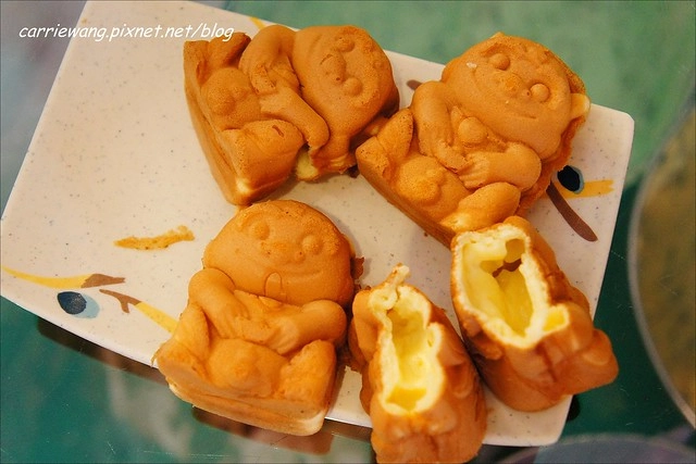 【金門必買伴手禮】金悅坊風伯燒。可愛的風獅爺造型雞蛋糕，內餡濃郁又好吃，還有特製的格格Q餅，是蟲蟲造型的唷！ @飛天璇的口袋