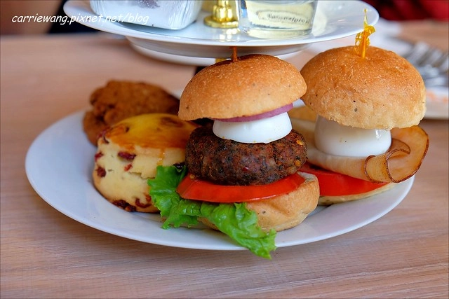 貳樓餐廳台中店：餐點份量大選擇性多，還可以把危機化成轉機 @飛天璇的口袋