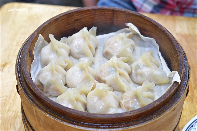 李氏蒸餃專家：隱身在篤行市場內的美食，蒸餃皮薄餡多不油膩，炒飯意外的好吃，酸辣湯也很推！ @飛天璇的口袋
