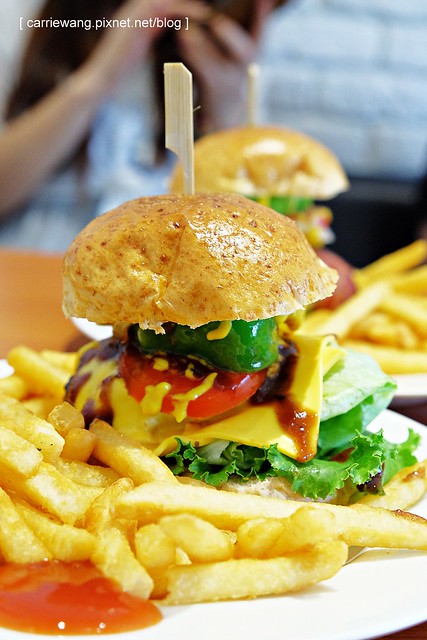 豆子洋食商行：漢堡澎派又啾西，草莓鬆餅外酥內軟，室內有可愛的兔子環繞 @飛天璇的口袋