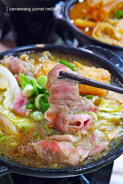 【台中火鍋小推薦】那個鍋@逢甲店。使用獨特湯頭，料多又實在，白飯乾麵吃到飽，一個人也可以恣意享受麻辣小火鍋 @飛天璇的口袋