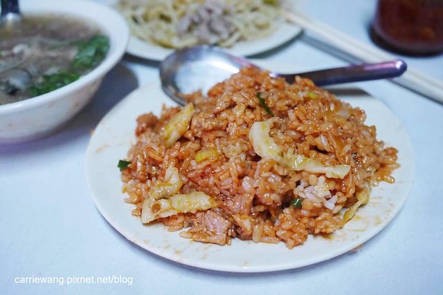 三代炒麵(老擔)：中華夜市歷經60個年頭的在地美食，傳統古早味的小吃 @飛天璇的口袋